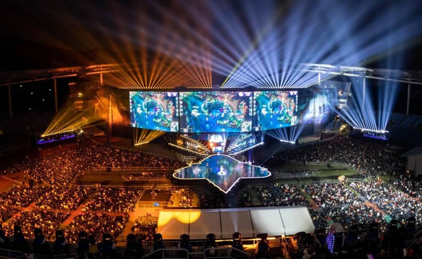 几乎逆转了 10,000 分！ ThunderTalk Gaming 在趋势下两次击败对手。 EDward Gaming 在第一场比赛中毫无危险地击败了 ThunderTalk Gaming