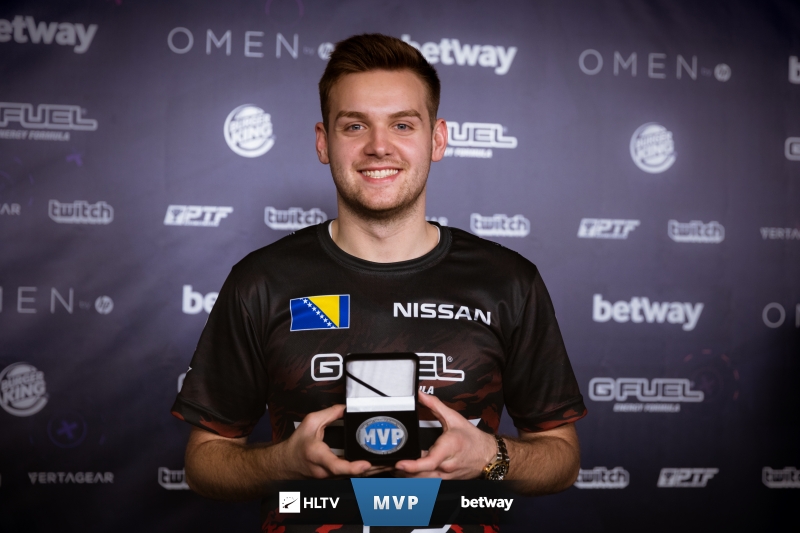 今日LCK赛区的BRO战队官宣，前上单职业选手Sw0rd将转型教练